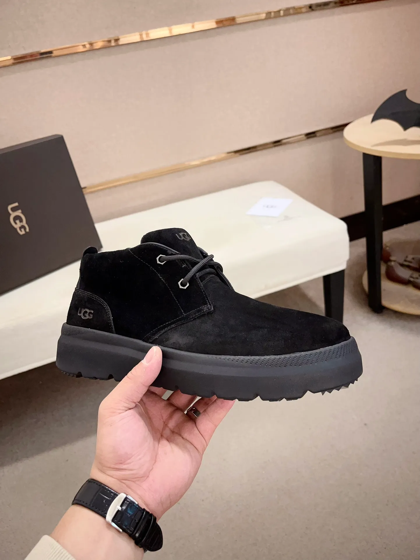Men's shoes💰: 600💰(high-end goods) UGG❄️❄️Latest model 1:1⃣️quality, fabric: high-end quality first-layer cowhide imported from Europe. Lining: wool lining, sole: pure imported rubber foam outsole. ❤️High-end goods, fine workmanship, trendy and fashionable. The fit is very classy. If you know the goods, you will definitely not be able to refuse😍😍Code number: 41-45. Can be customized 46.47.